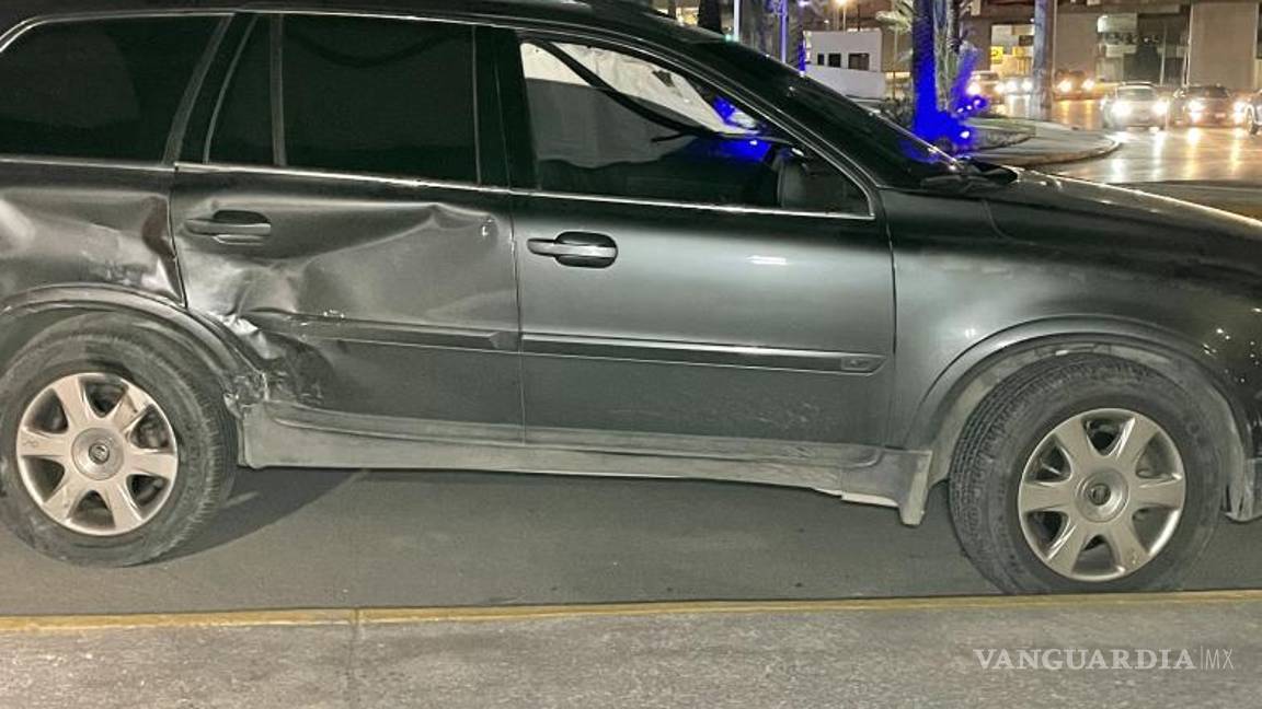 $!El vehículo marca Volvo supuestamente venía a exceso de velocidad al impactarse con la camioneta Toyota.