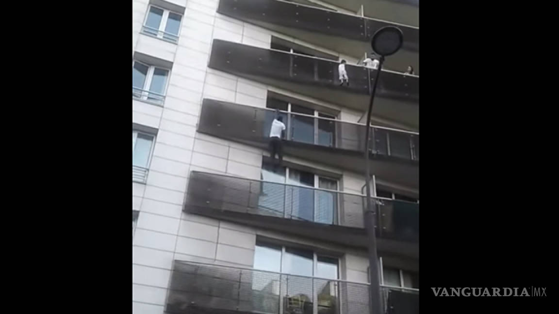 ‘Hombre Araña’ escala edificio para salvar a niño en París