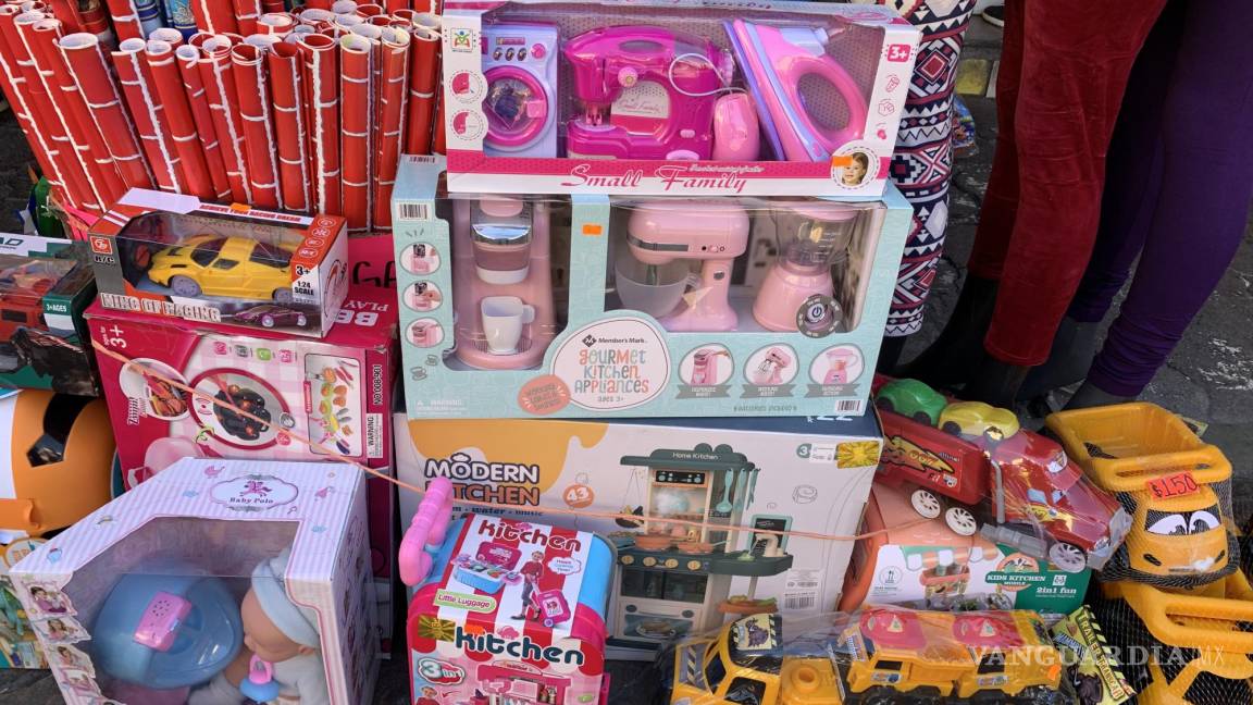 ‘Ayudan’ comerciantes en Saltillo a Santa con rebaja de precios en juguetes para Navidad