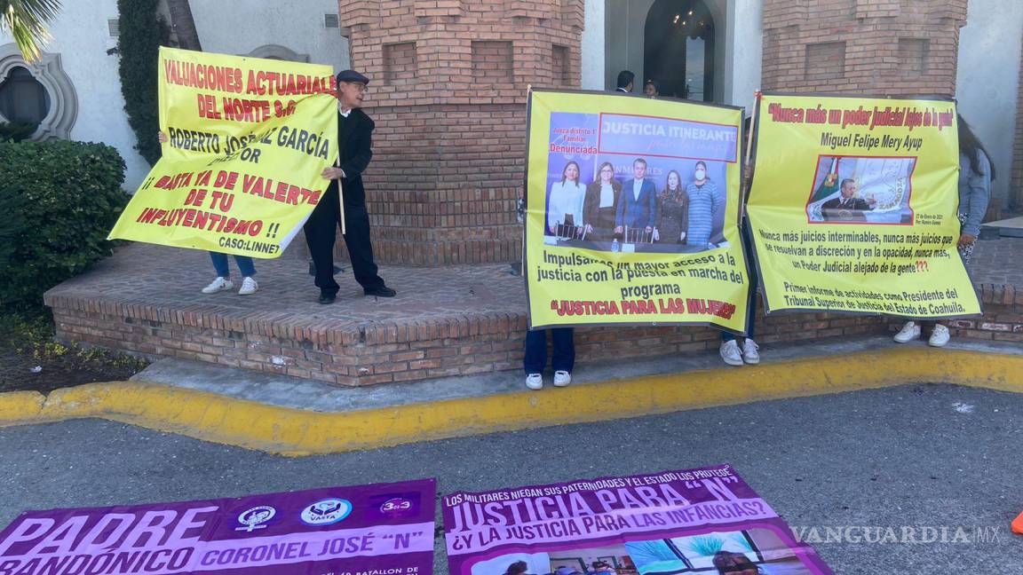 Ciudadanos se manifiestan contra jueces a las afueras del Poder Judicial de Coahuila