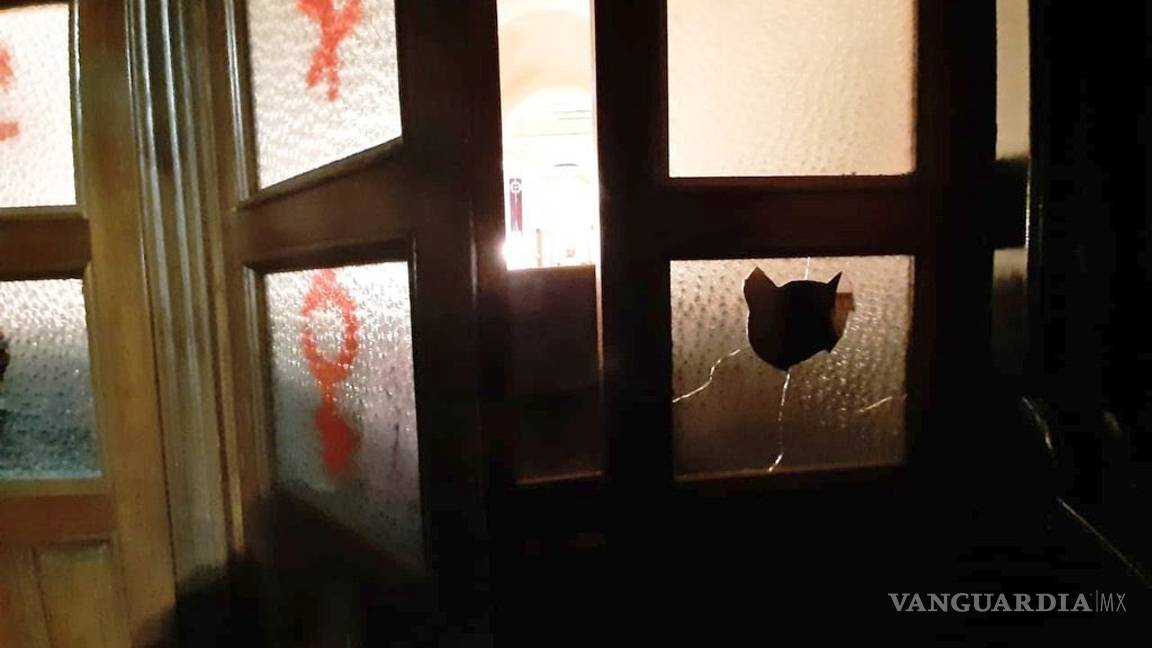 $!Mujeres vandalizaron la Catedral de Hermosillo y enfrentan a feligreses