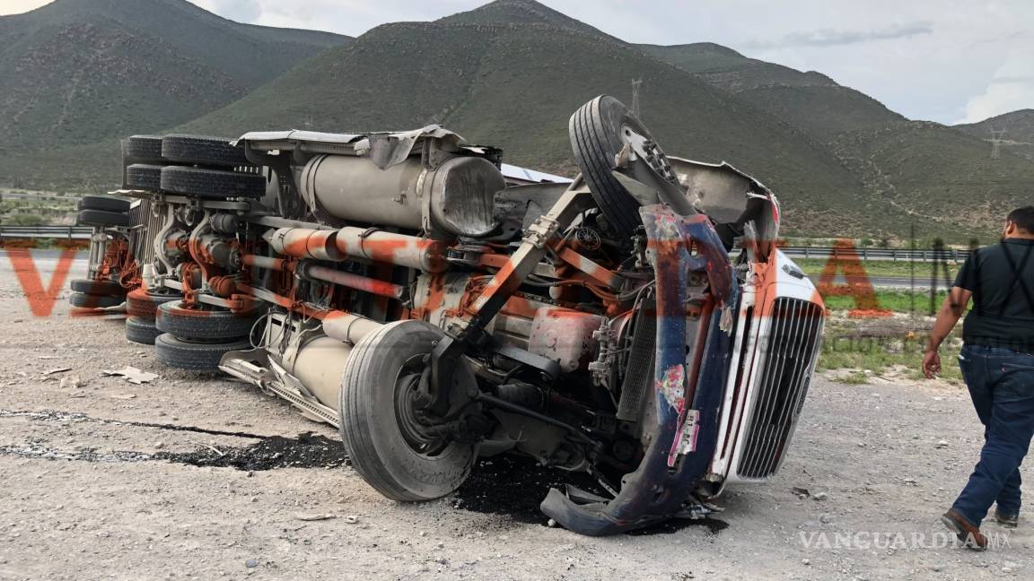 Se mete al paso de tráiler y ocasiona fuerte accidente en carretera Saltillo-Monterrey