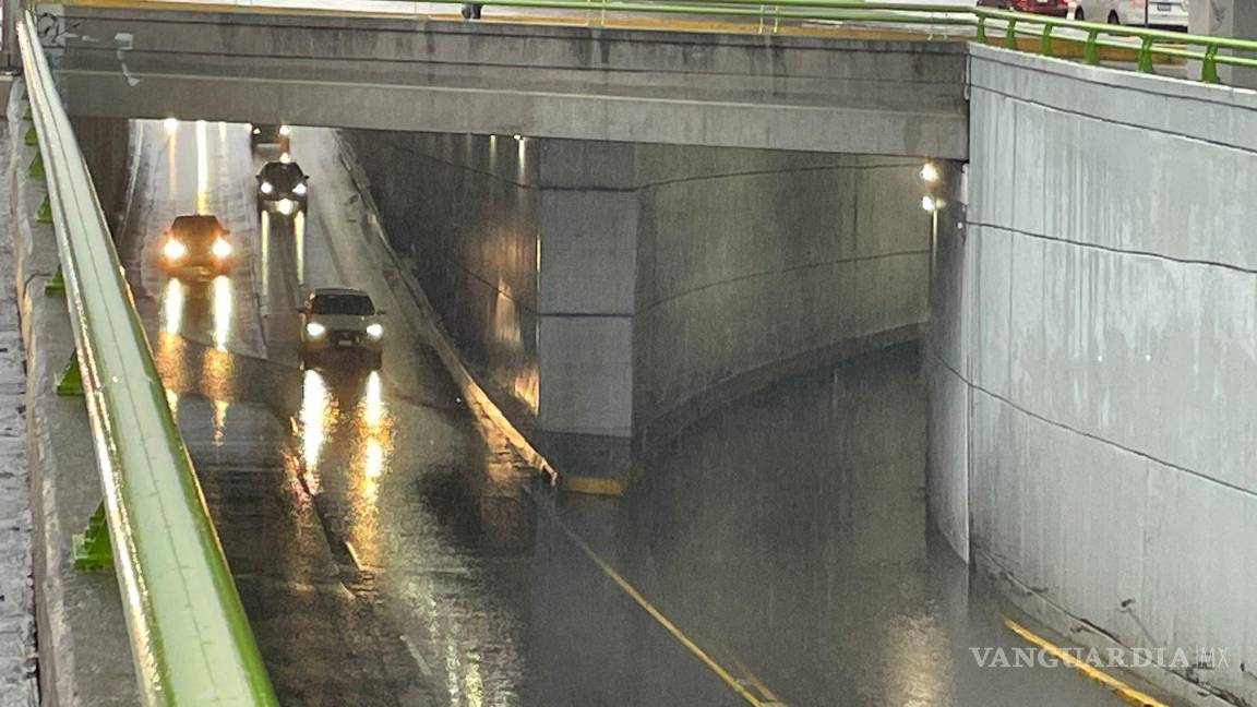 $!El paso a desnivel de Valle Dorado, al sur de Saltillo se encuentra cerrado en el sentido de la Central hacia Valle Dorado, el otro sentido ya fue liberado.