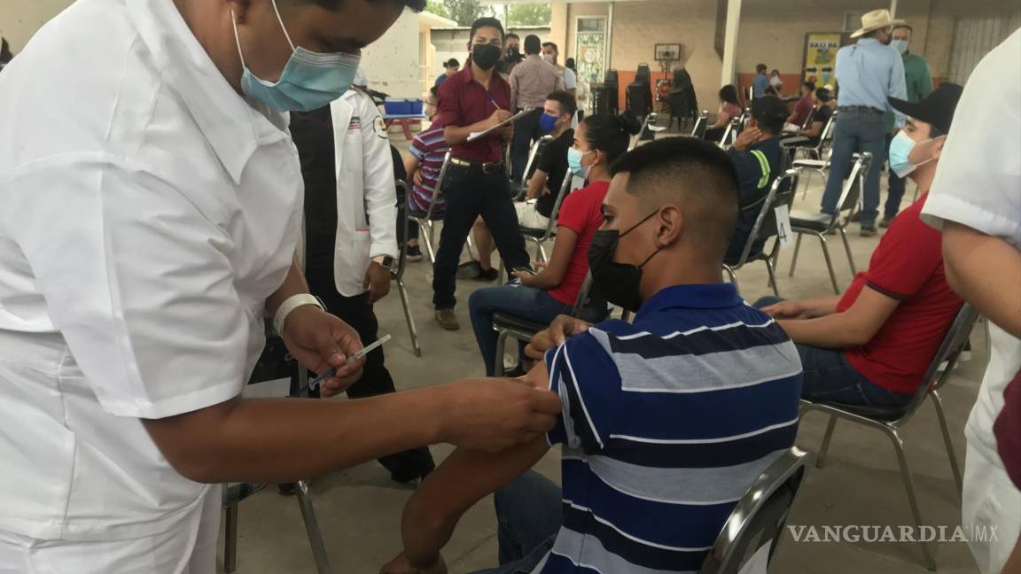 Pide diputado Chuma Montemayor vacunación a menores de 18 años en Coahuila