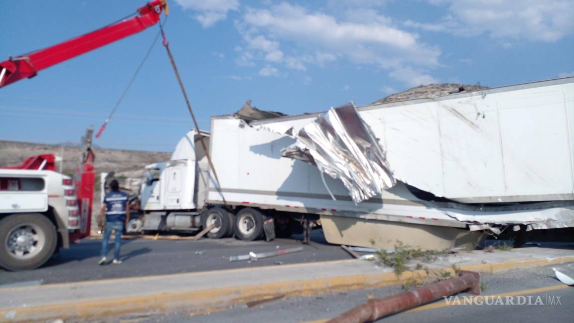 Tráiler vuelca en libramiento Óscar Flores Tapia, trasladan a chofer a hospital de Saltillo