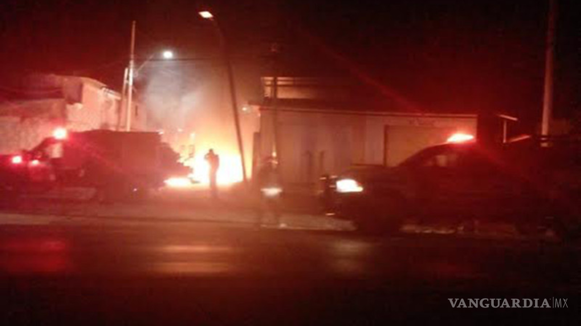 $!Versiones extraoficiales señalan que los oficiales atendieron el reporte de un vehículo abandonado en el cruce de la calle Río Lerma y la carretera federal a Celaya-Salvatierra