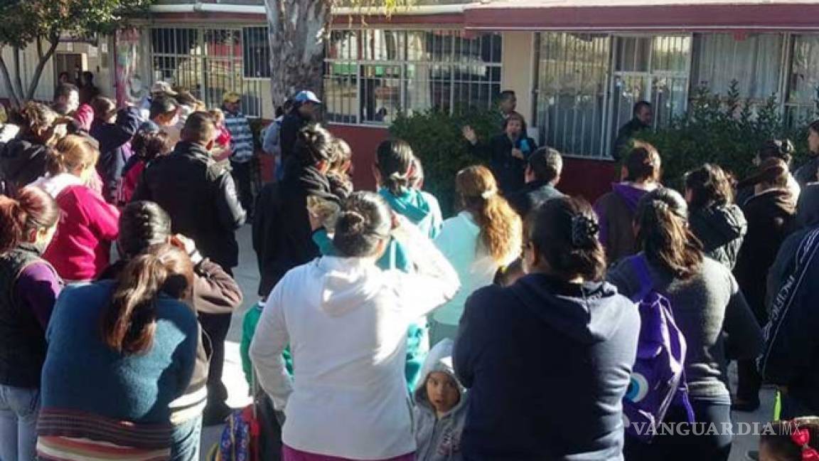 Maestra amarra y golpea a alumnos; huye ante reclamo de padres