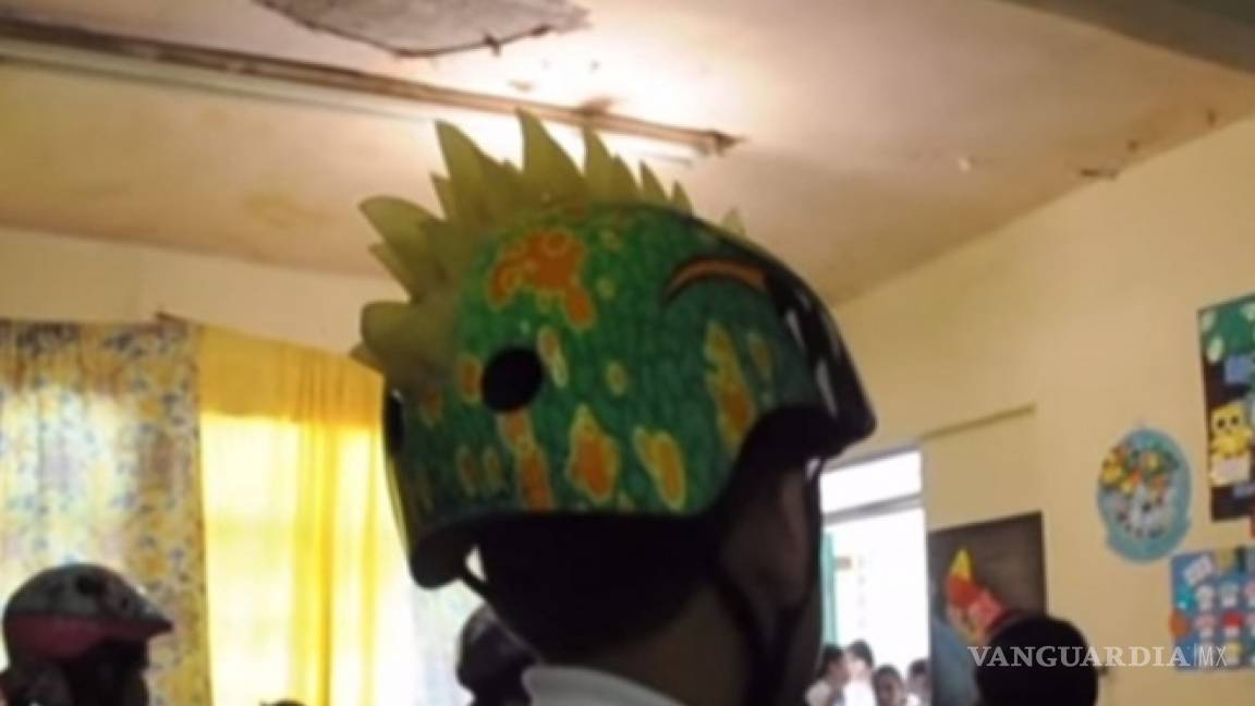 En escuela de Sinaloa, toman clases con cascos por temor a que se les caiga el techo