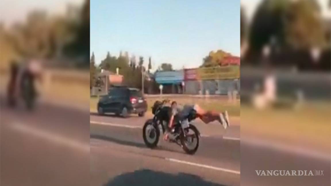 Video: Captan a motociclista manejando al estilo 'Superman'