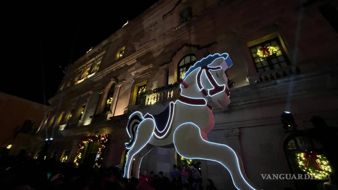 $!La principal plaza de la ciudad está decorada con motivos decembrinos.