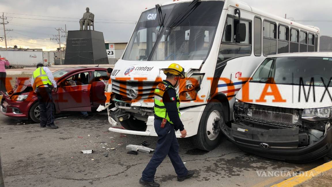 Aparatoso encontronazo provoca transporte de personal sin frenos