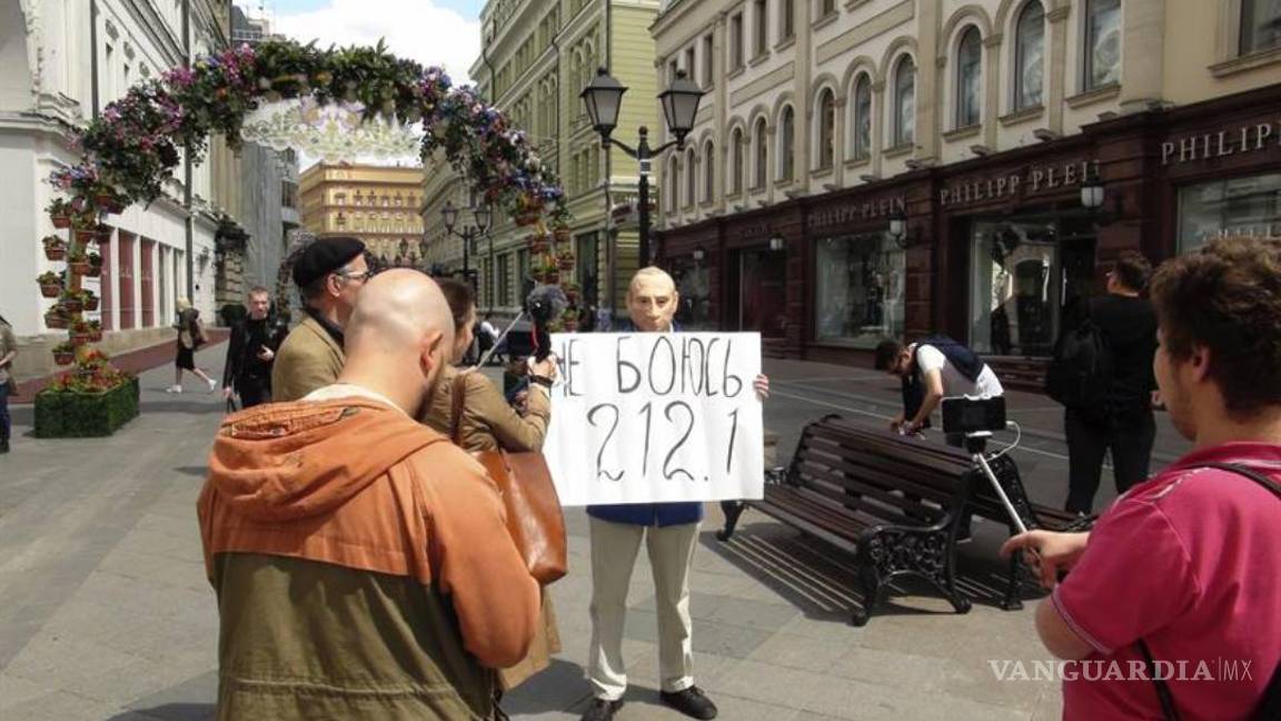 $!Hombre con máscara de Putin desafía al Kremlin