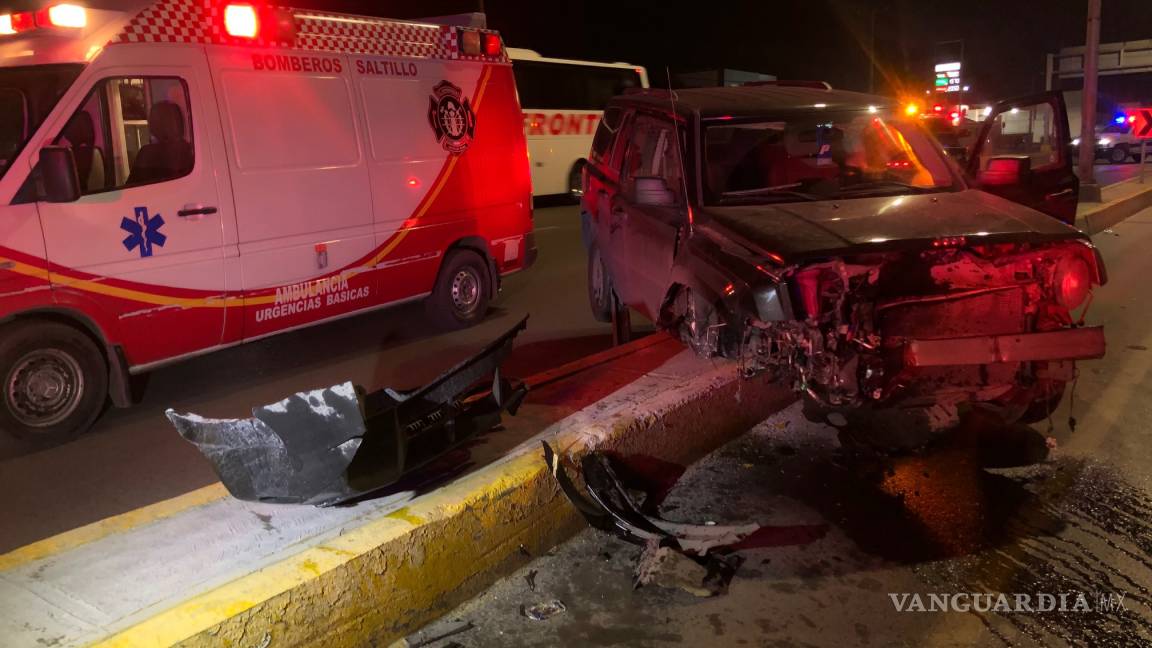 Ebrio destruye su camioneta sobre el bulevar Nazario Ortiz de Saltillo