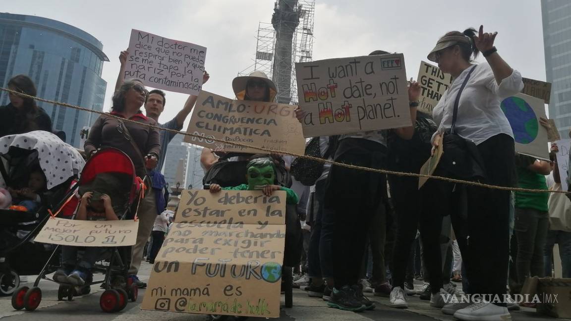 Marcha de jóvenes contra el cambio climático avanza por CDMX; piden a AMLO que declare &quot;emergencia climática&quot;