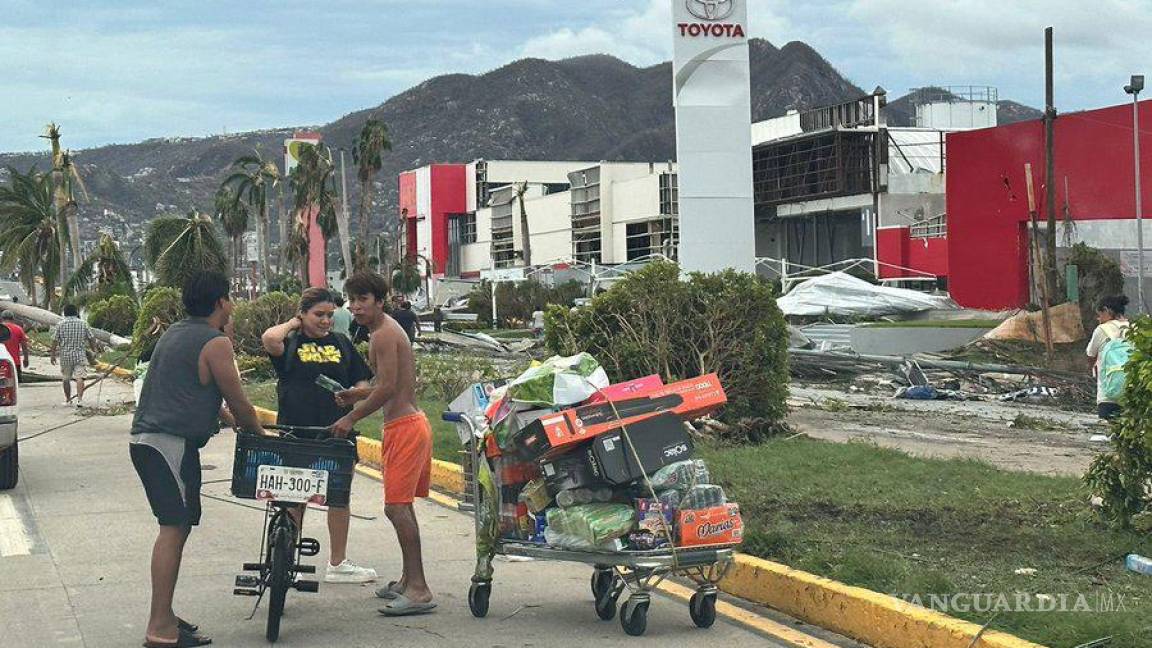 Saqueo y rapiña en Acapulco tras paso del huracán Otis; invaden centros comerciales y departamentos