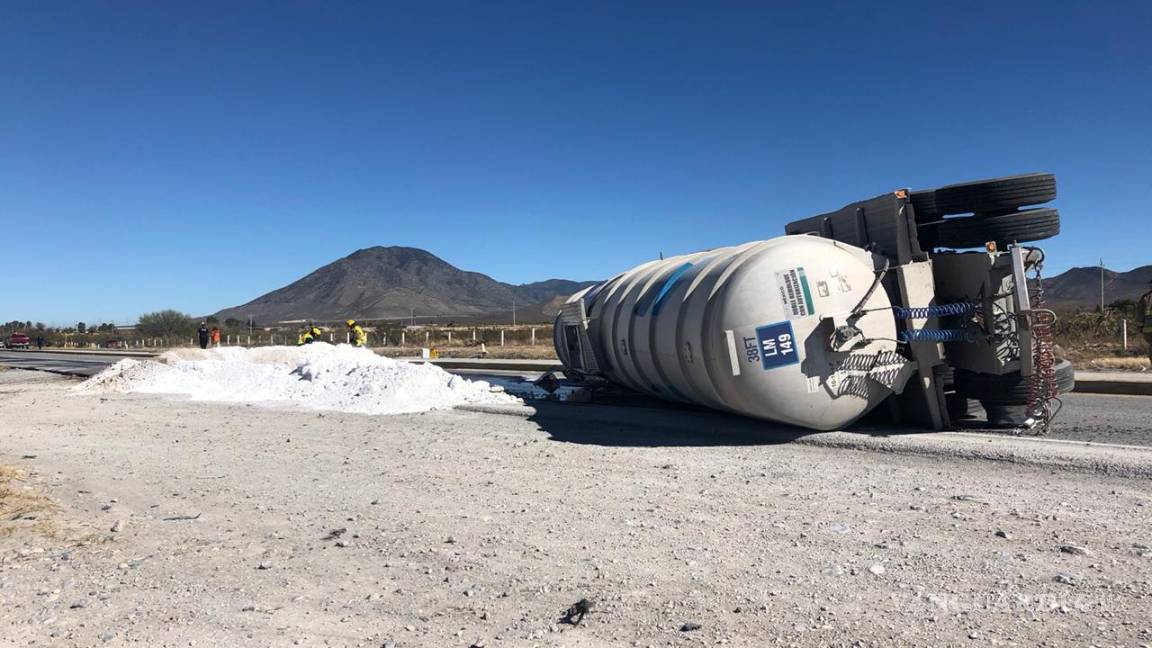$!Sobre carretera a Zacatecas, pipa derrama 30 mil litros de combustible