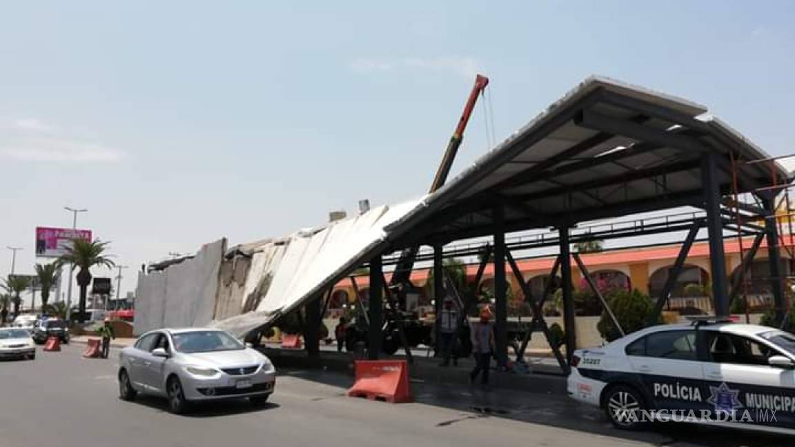 Grúa derriba estructura de Metrobús Laguna; hay dos heridos