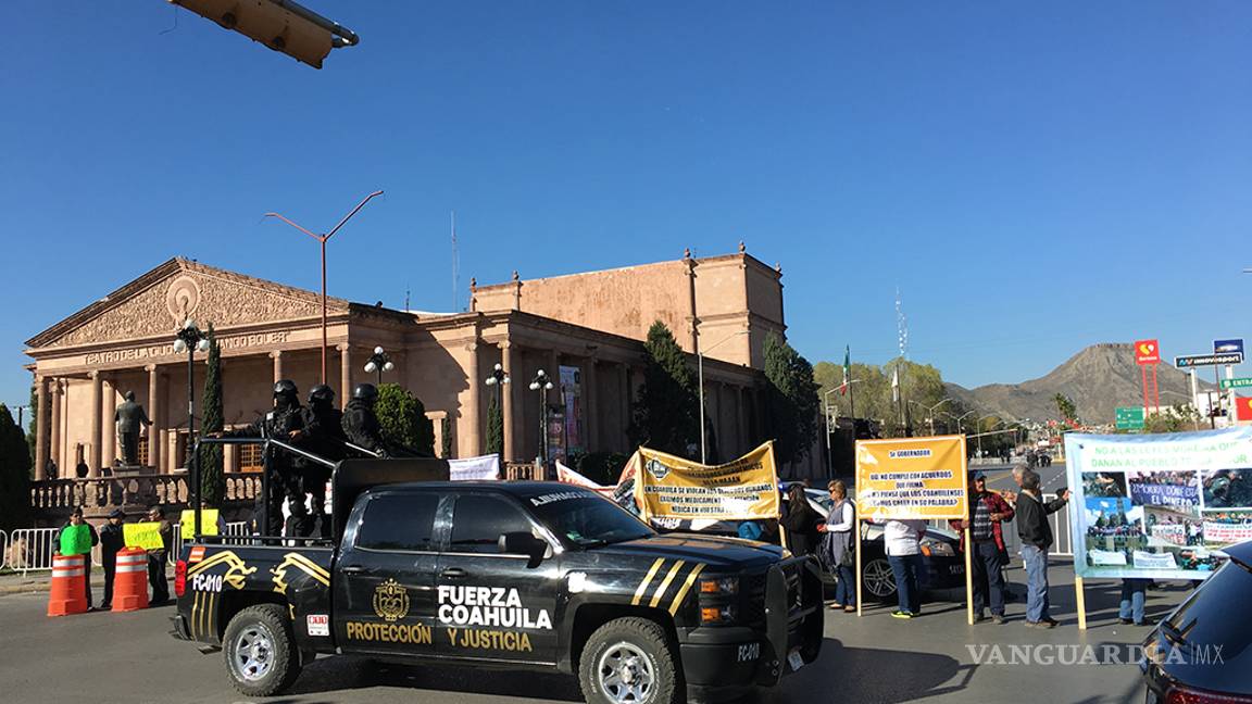 $!Maestros se manifiestan contra Rubén Moreira en su Quinto Informe de Gobierno