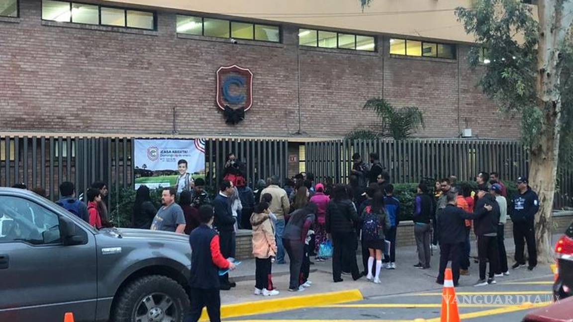 $!Con detector de metales... alumnos del Colegio Cervantes de Torreón regresan a clases después de la tragedia (fotos)