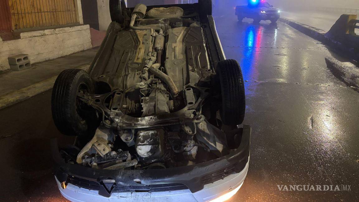 $!Automovilistas auxiliaron al conductor tras la volcadura en la colonia Villa Universidad.