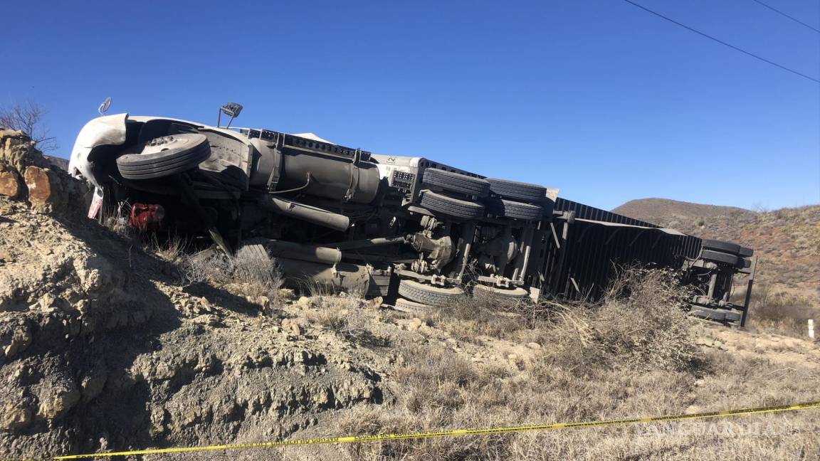 Trailero dormita y vuelca en la carretera Saltillo-Monclova