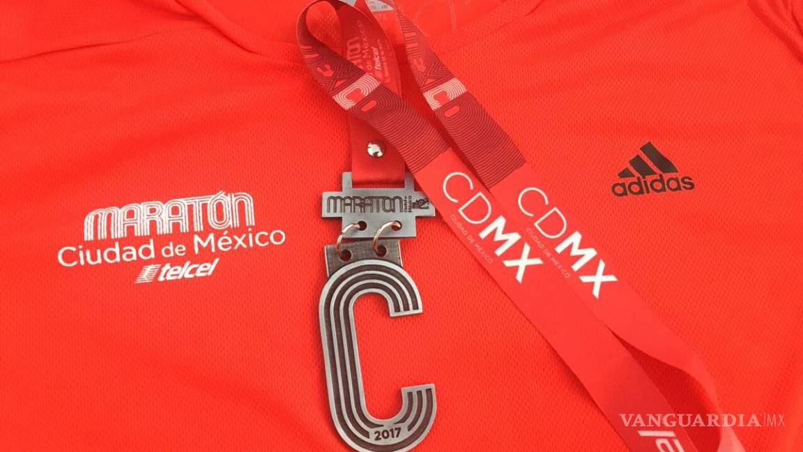 Presentan la playera y medalla del Maratón de la Ciudad de México