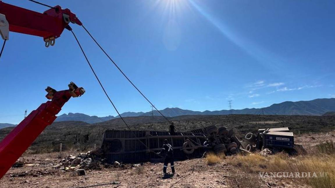 $!La Guardia Nacional asegura la zona mientras los conductores esperan el retiro de las unidades accidentadas.