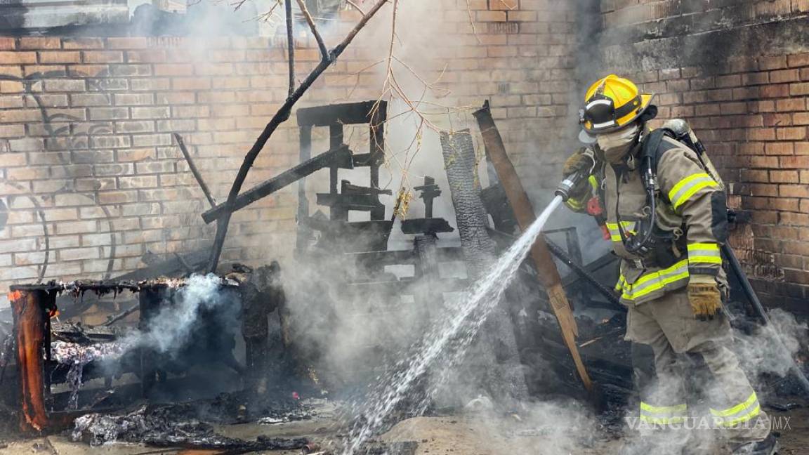 Atienden Bomberos incendio en colonia Provivienda, Saltillo