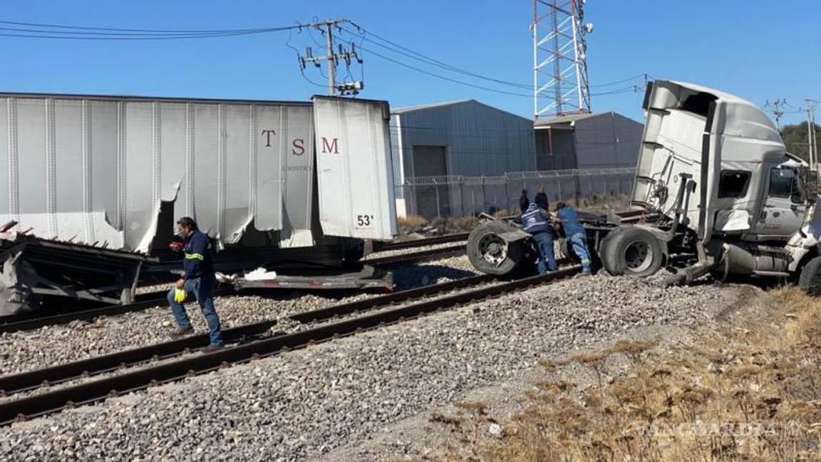 $!El tráiler venía en sentido de poniente a oriente y al llegar rebasó a una hilera de vehículos.