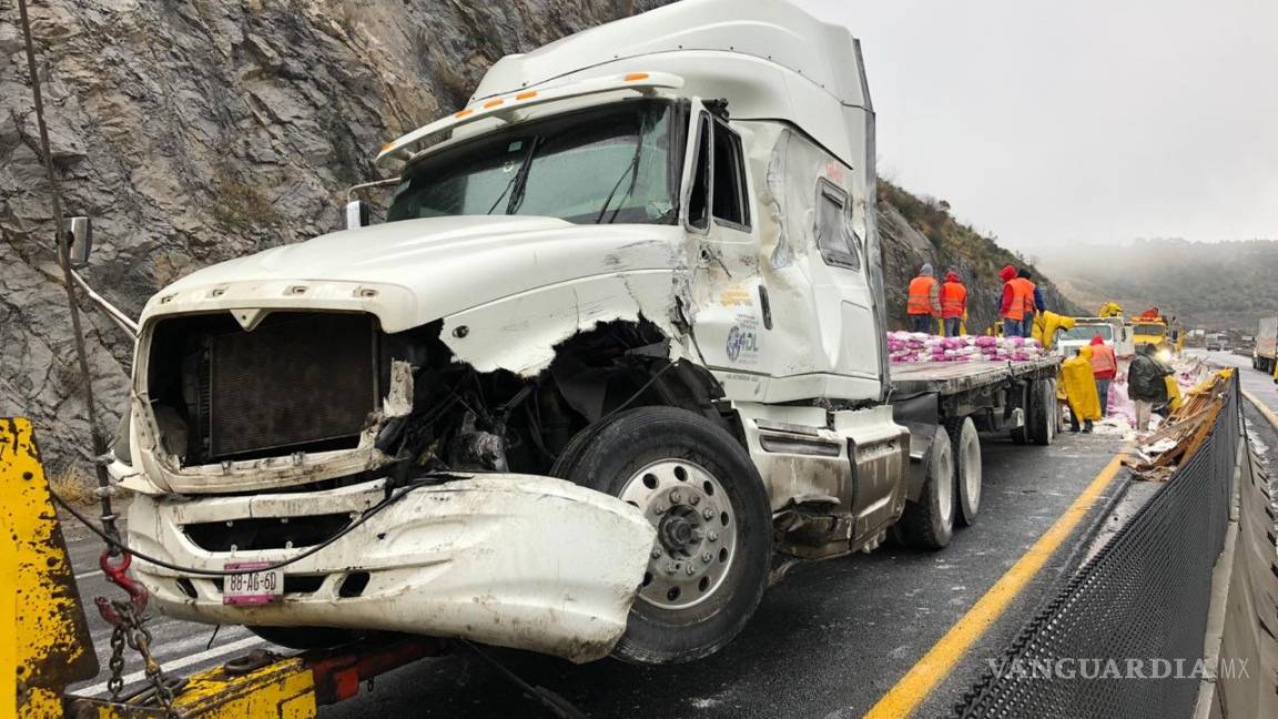 Volcadura de tráiler provoca cierre temporal de carretera 57 en Coahuila
