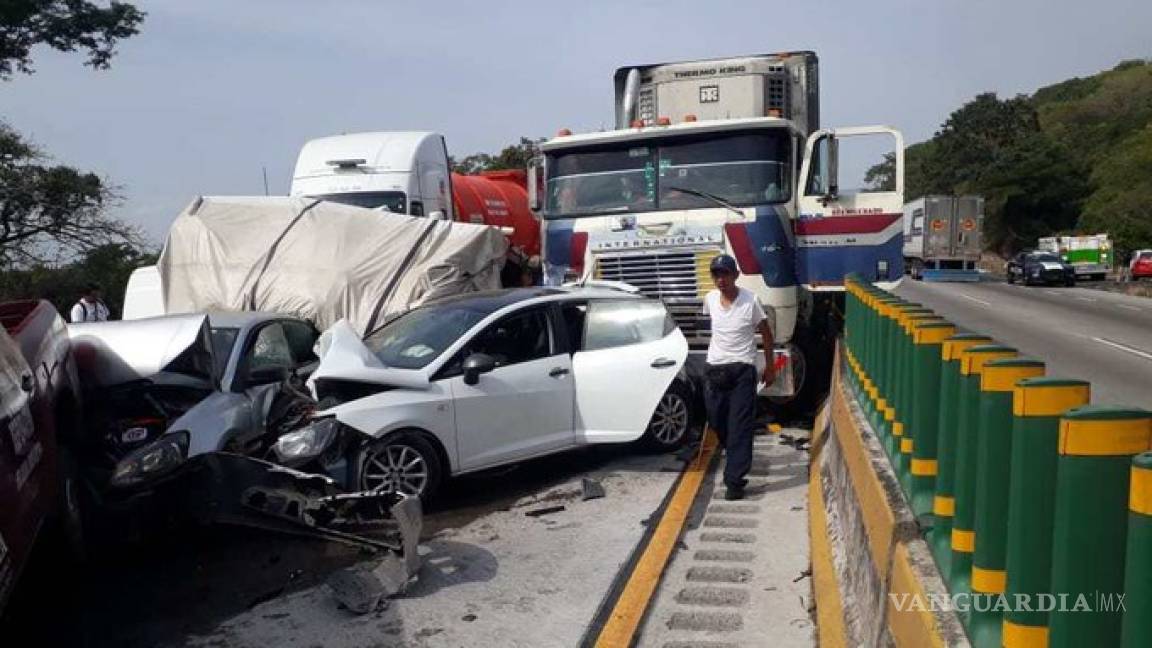 Por exceso de velocidad tráiler causa carambola de más de 10 vehículos en Veracruz