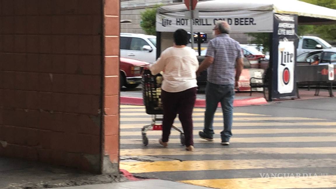 $!No respetan saltillenses restricciones al acudir a surtir la despensa