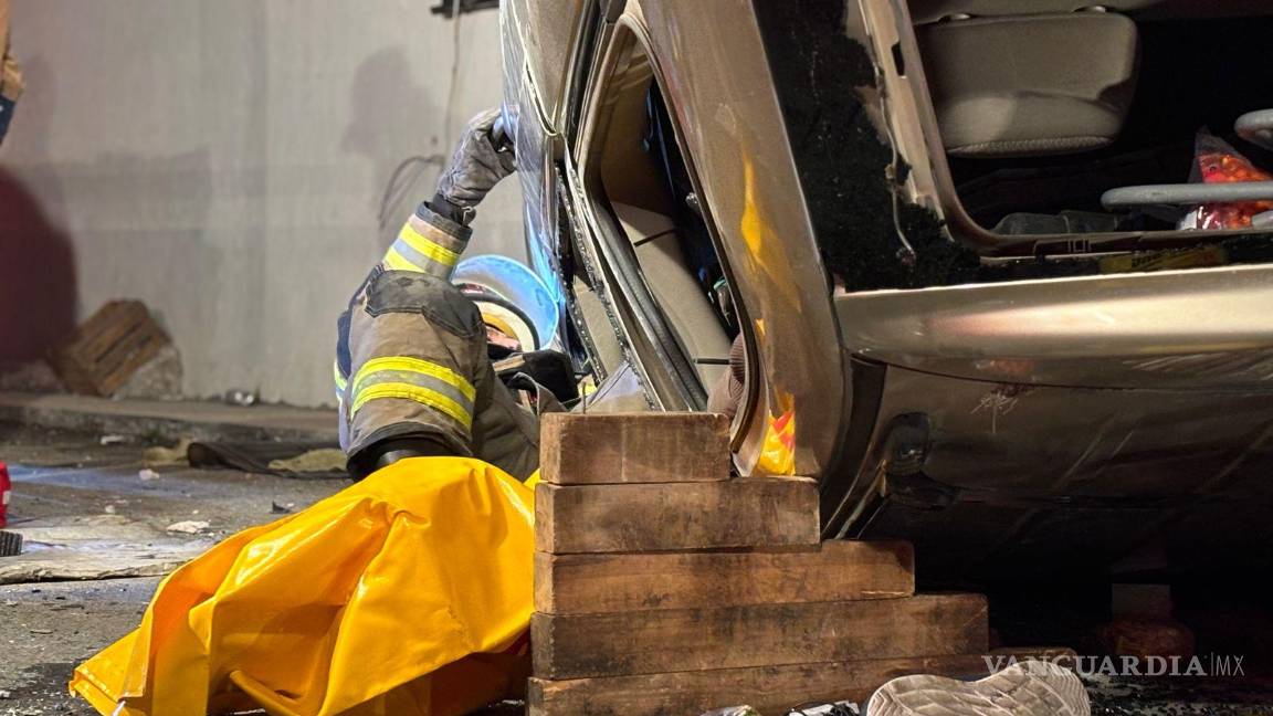 $!Socorristas utilizan las “quijadas de la vida” para liberar a los pasajeros atrapados dentro de la camioneta volcada.