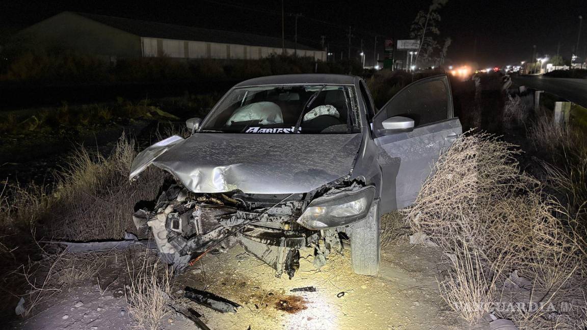 Pierde el control y termina con su auto destrozado, en el libramiento Óscar Flores Tapia