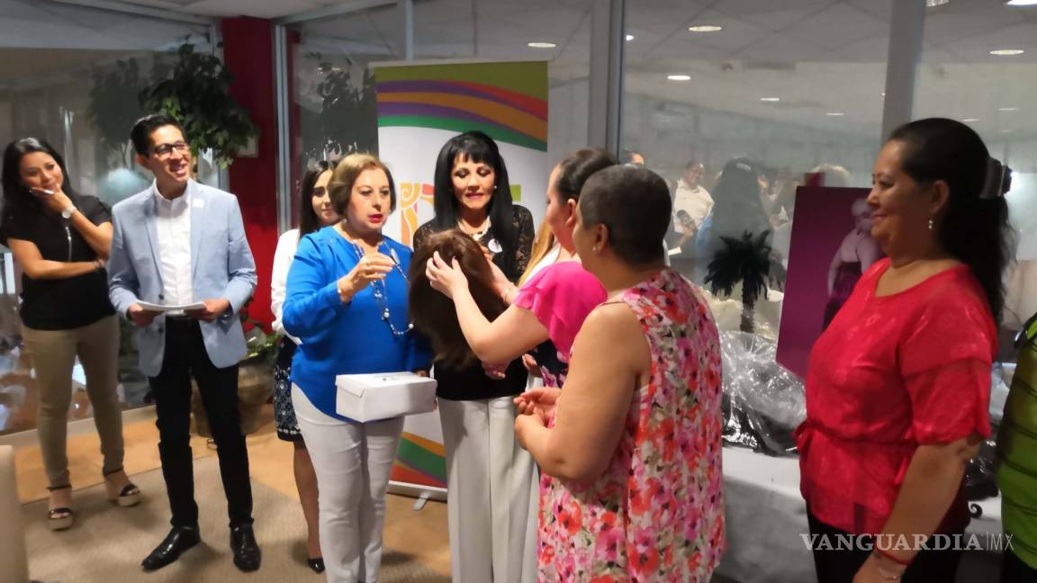 Entrega trenzas al Voluntariado de Coahuila para elaboración de pelucas oncológicas