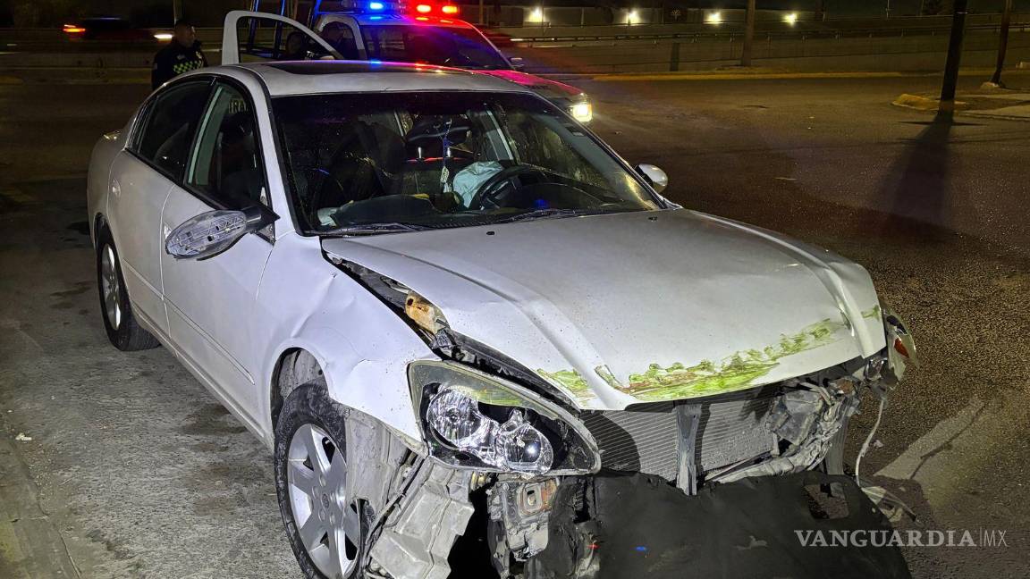 $!El choque movilizó a las autoridades, quienes aseguraron el vehículo y trasladaron a la conductora.