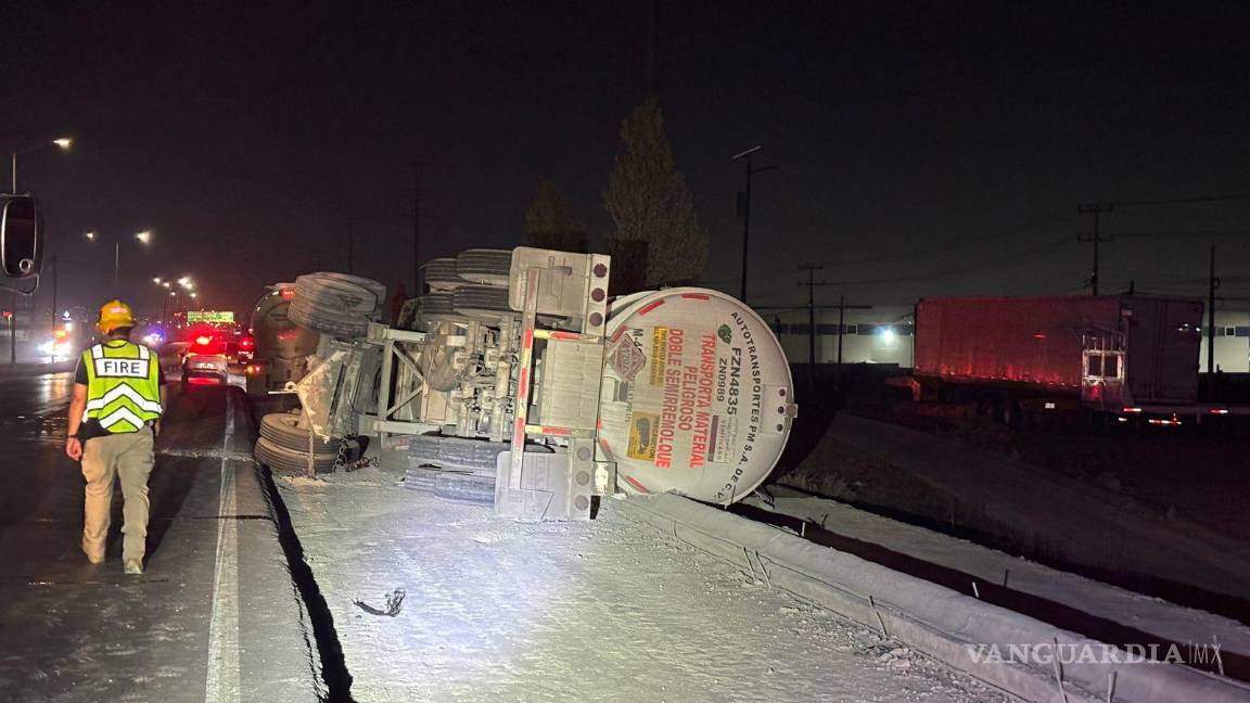 $!Elementos de la Policía Municipal y bomberos de Arteaga acudieron para abanderar y controlar la zona.
