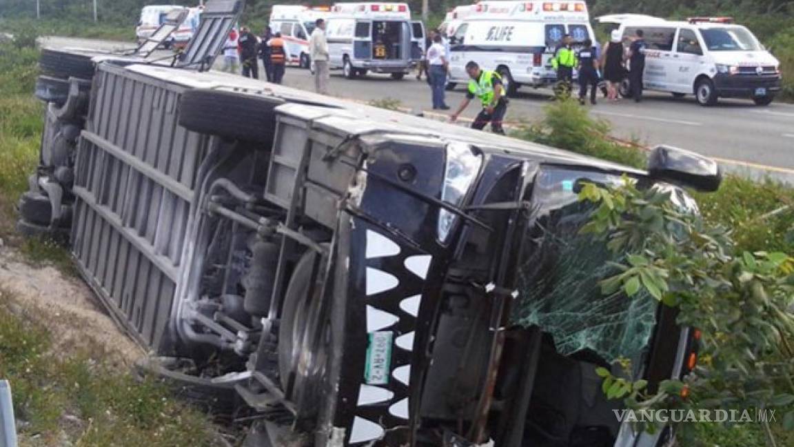 Chofer de autobús se duerme al volante en Quintana Roo; mueren dos turistas