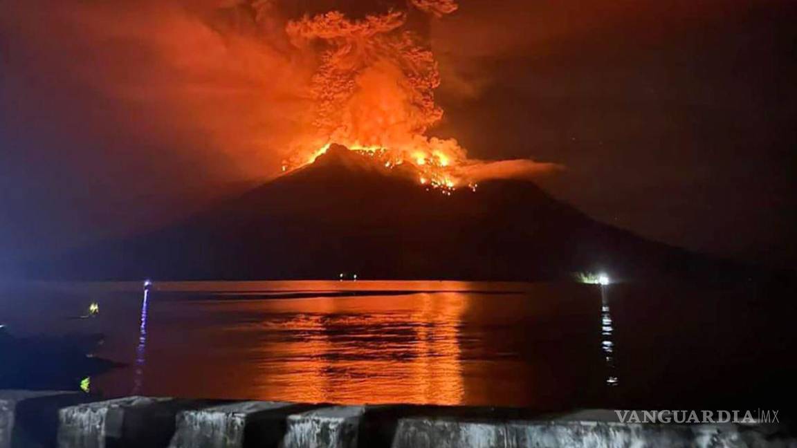 Volcán de Indonesia entra en erupción varias veces; autoridades emiten alerta de tsunami
