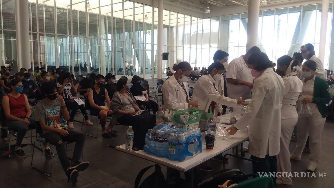 $!Largas filas en módulo de vacunación de la UAdeC