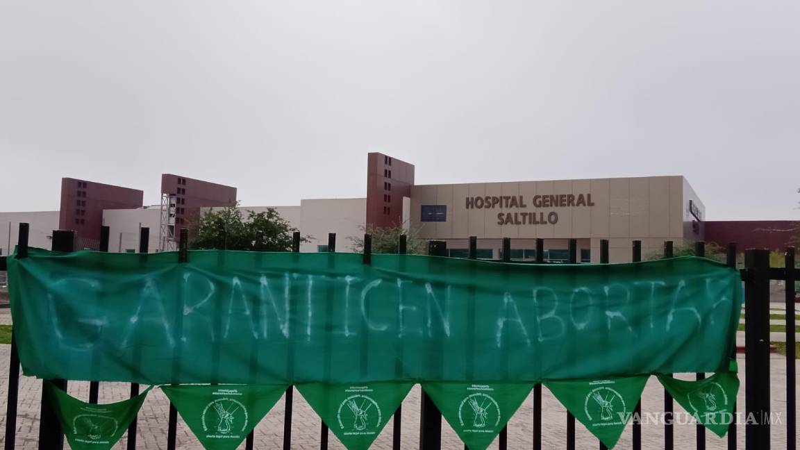 Colocan manta para exigir aborto seguro, gratuito y legal en Hospital General de Saltillo