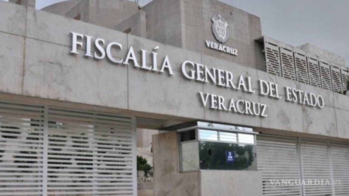 Acusan a fiscal anticorrupción de Veracruz por recibir pago de 300 mil pesos en su oficina