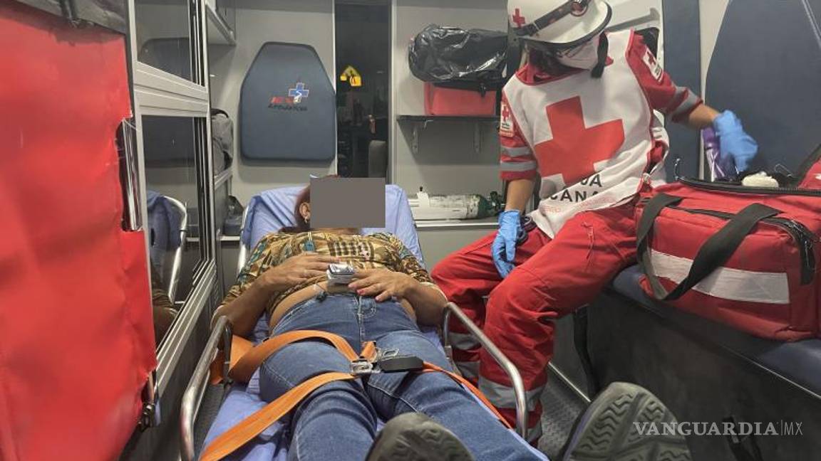 $!Una mujer resultó lesionada en un accidente automovilístico que se registró la noche de este lunes.