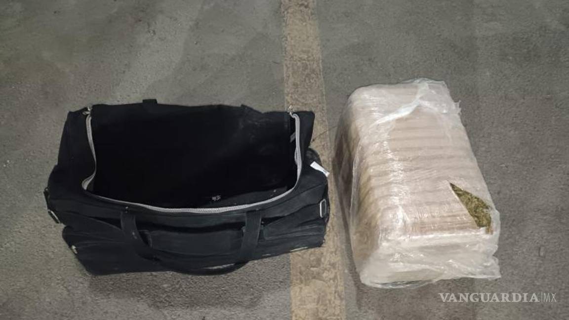$!Detienen en Nuevo León a una mujer que iba a Acuña, Coahuila, con una maleta cargada de marihuana
