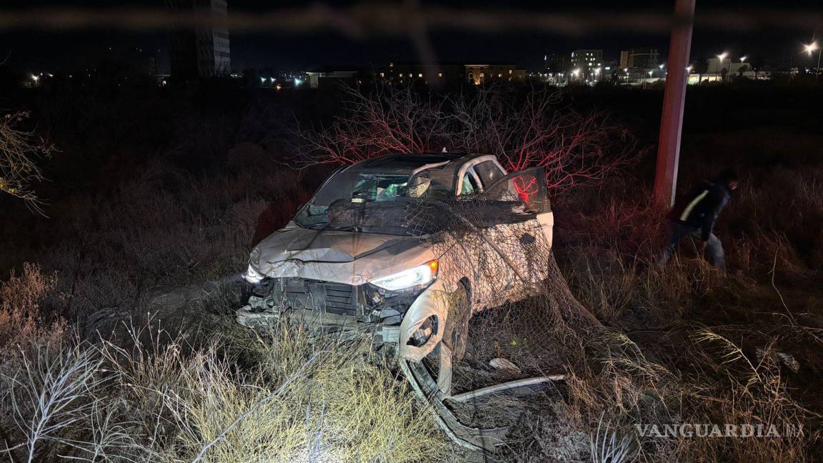 Vuelca conductor ebrio tras derribar poste al norte de Saltillo