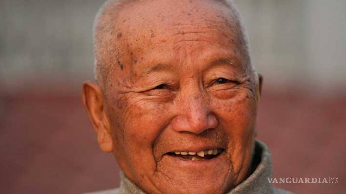 Muere hombre de 85 años tratando de escalar el Everest