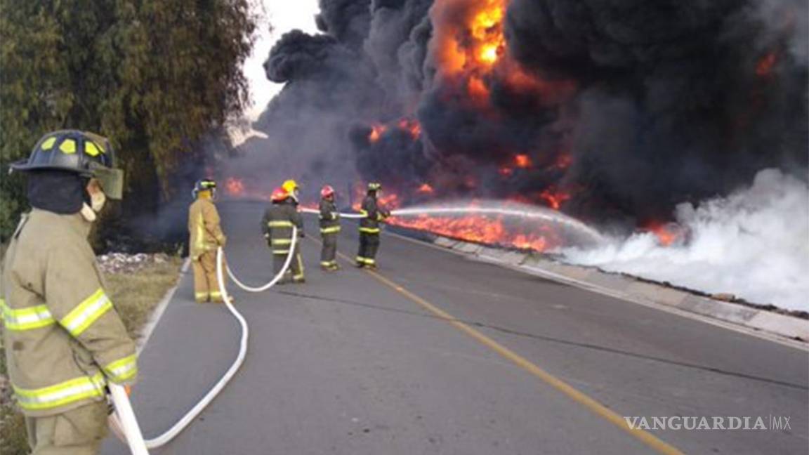 $!Desalojan a 200 personas por incendio en ducto de Pemex