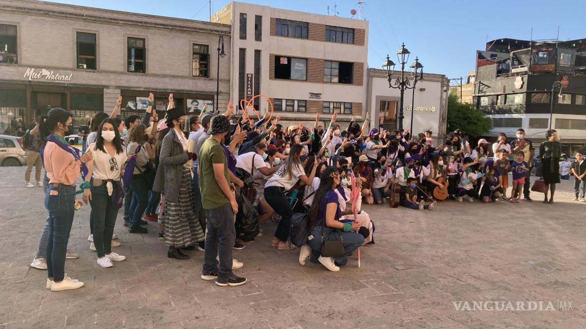 $!Las señales usadas por mujeres para pedir auxilio y expresarse en marchas