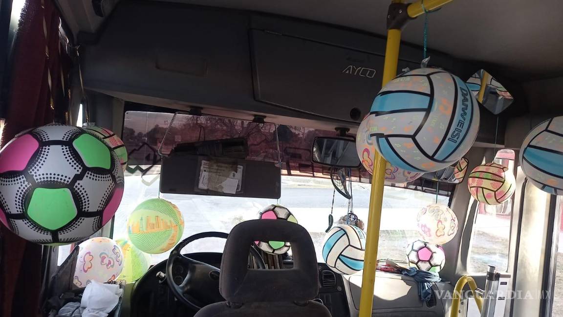 $!El conductor de la unidad 14 compartió felicidad entre los pasajeros infantiles.