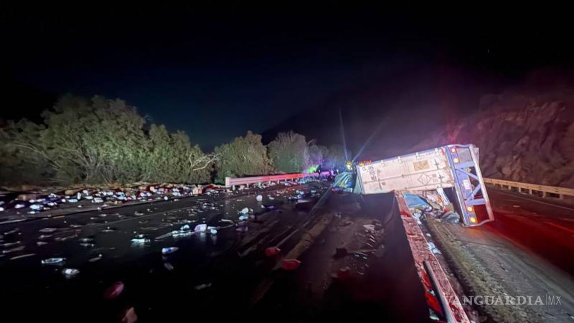 $!Toneladas de cloro y limpiador quedaron regadas en el tramo Matehuala–Saltillo tras la volcadura.